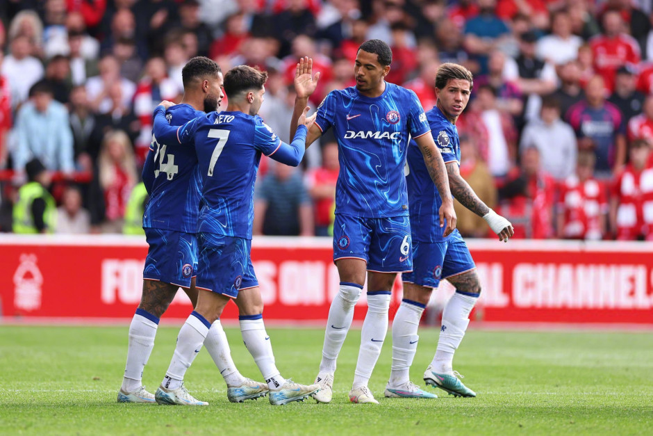 伊涅斯塔，你会选择哪一个？ 来源：每日体育报